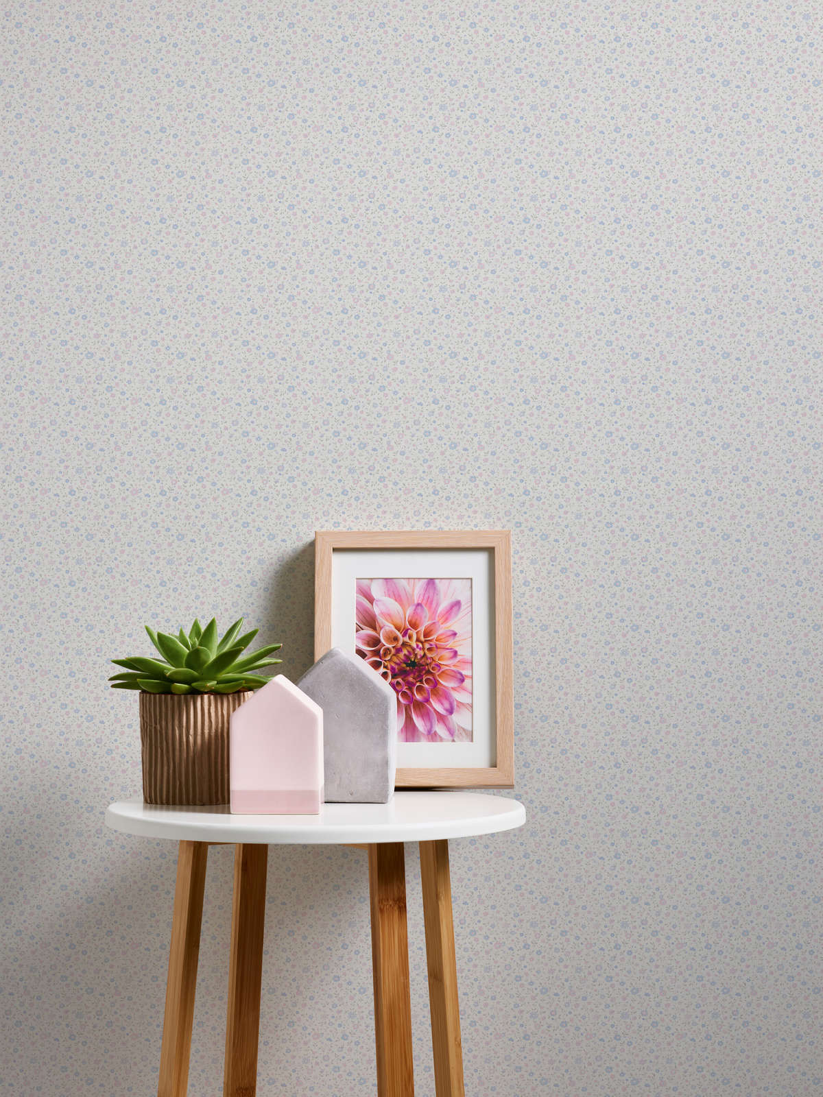             Papier peint romantique de style cottage avec motif floral - rose, bleu, blanc
        