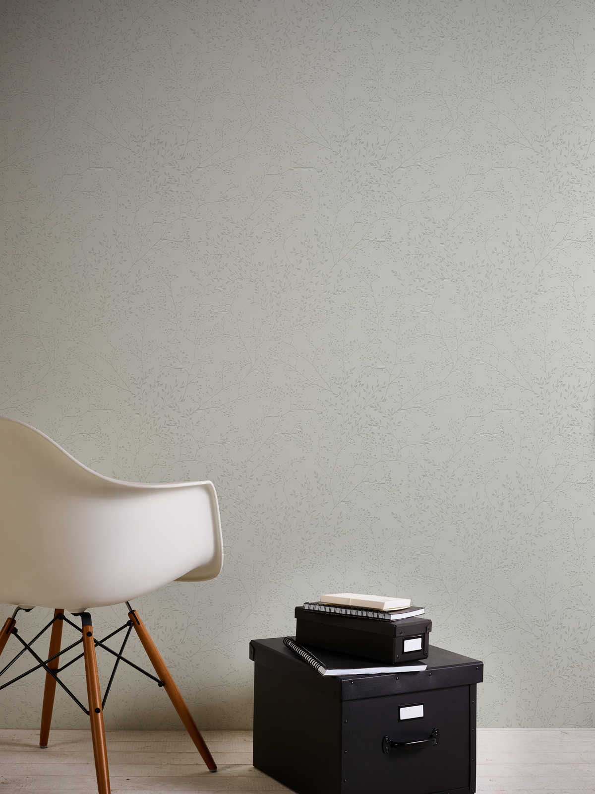             Effen grijs behang met bladmotief, glans & textuureffect
        