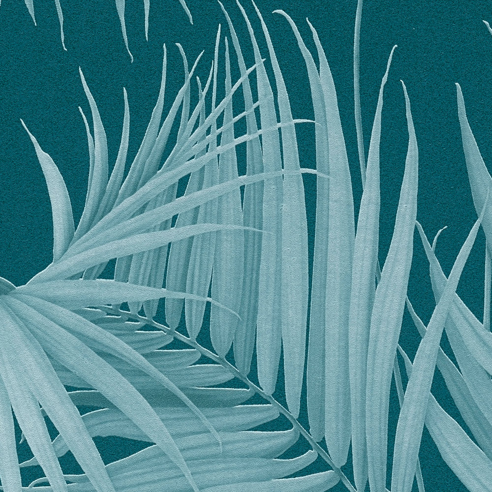             Papel pintado de hojas de palmera con motivo tono sobre tono en color petróleo - azul
        
