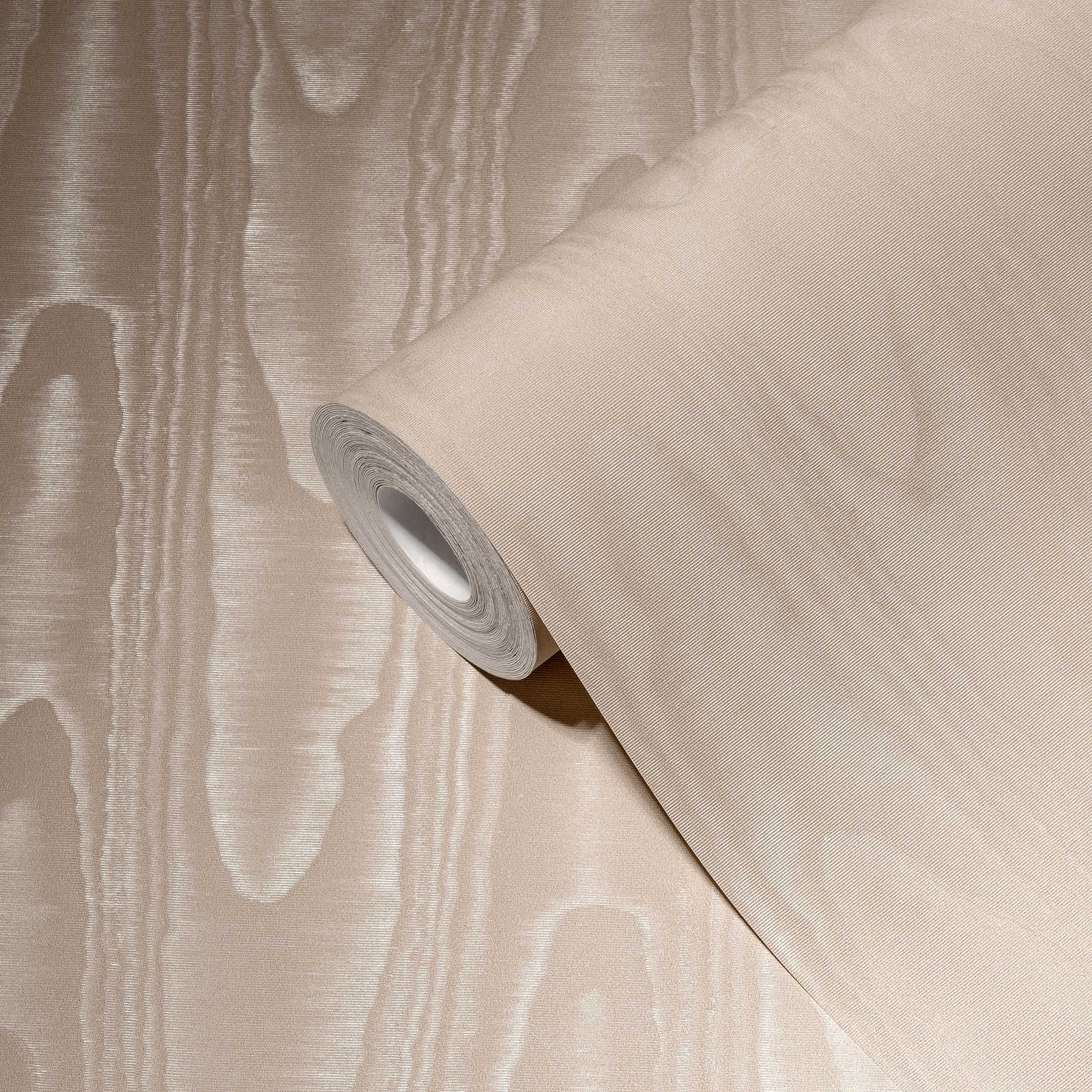             Papel pintado no tejido de color crema con efecto moiré y estructura textil
        