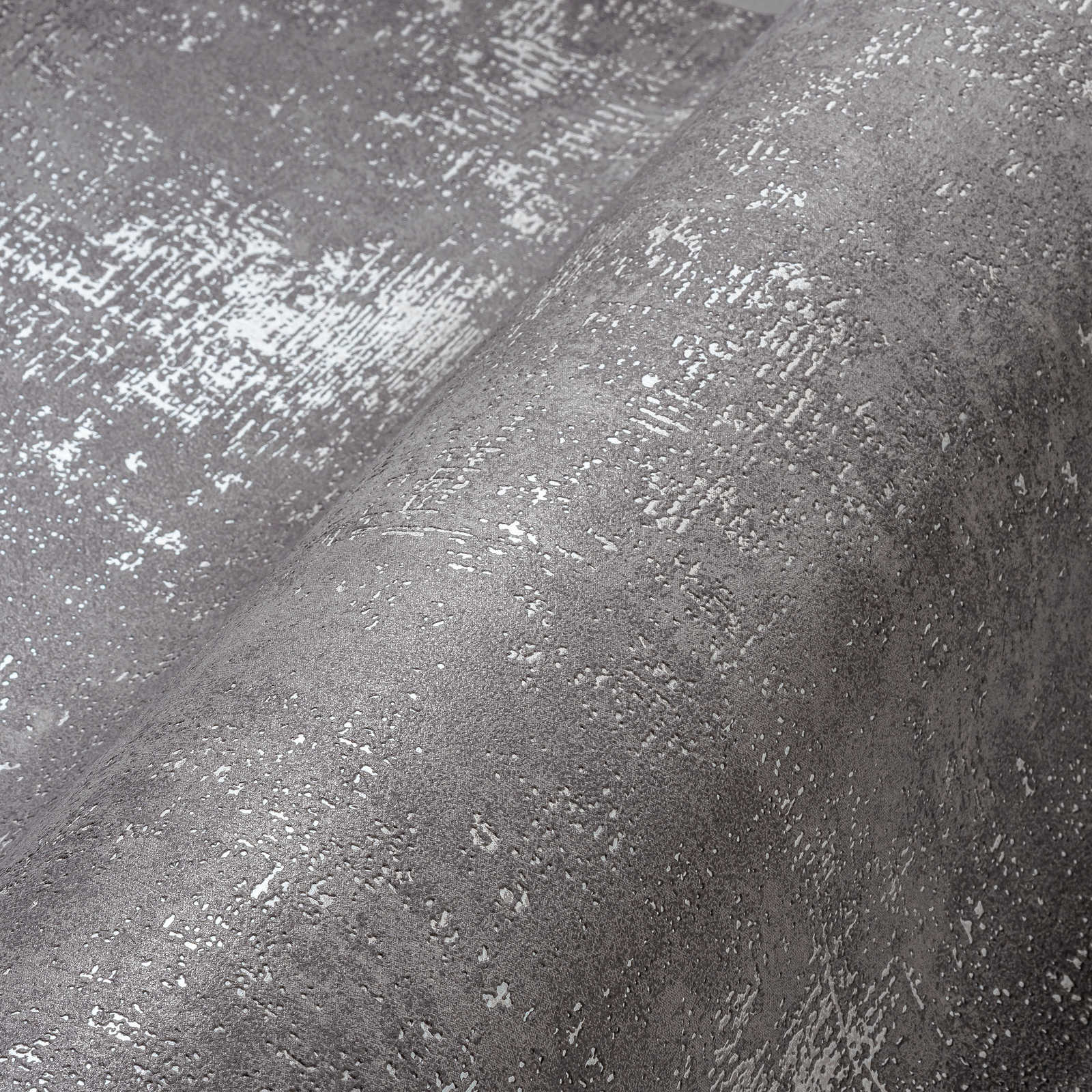             Papel pintado de aspecto de yeso gris oscuro con estructura metálica
        