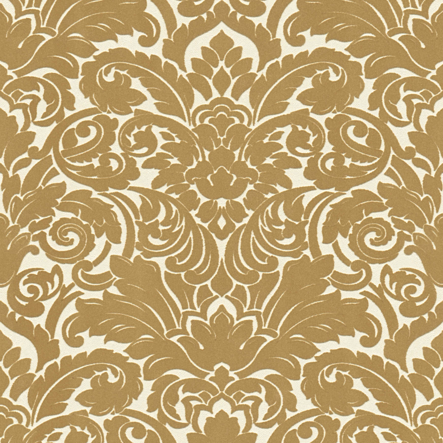 Barok behang met zijdeachtig flock patroon in goud
