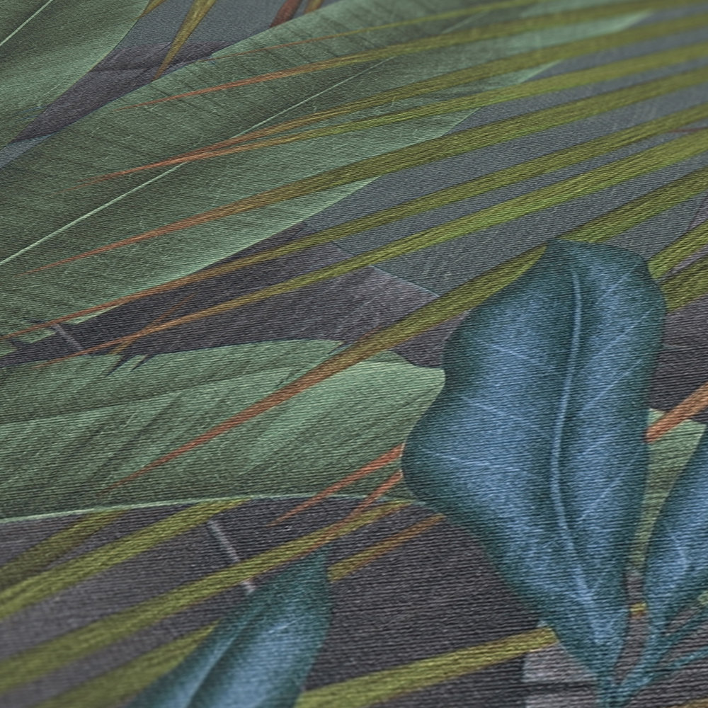             Papel pintado no tejido con estampado de hojas de selva y toques de color: gris, verde, rojo
        