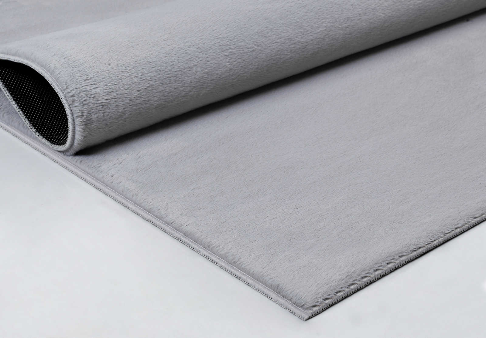             Comfortable high pile carpet in soft grey - 100 x 50 cm
        