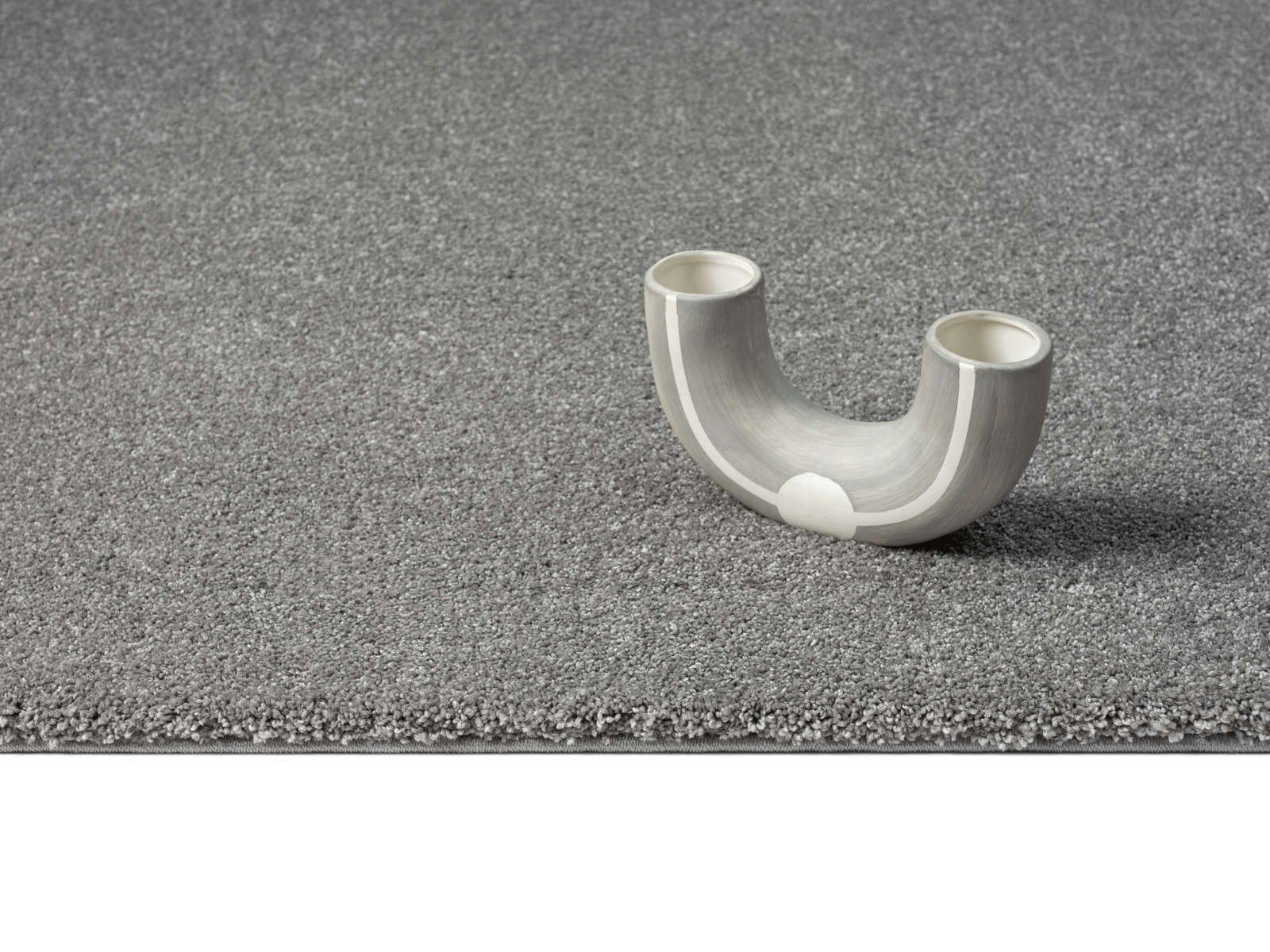             Fluffy short pile carpet in grey - 110 x 60 cm
        