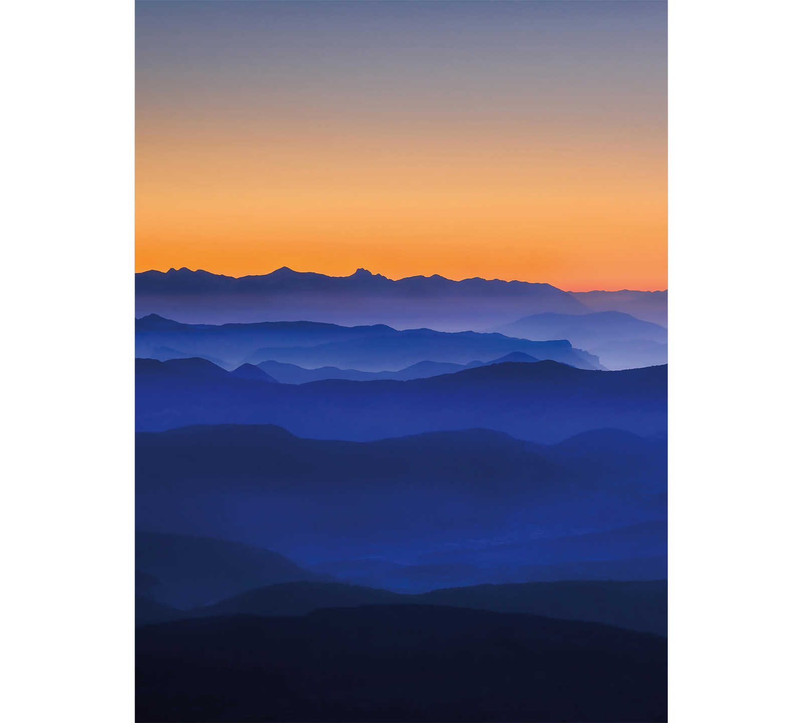 Papier peint montagne au crépuscule - bleu, orange, jaune
