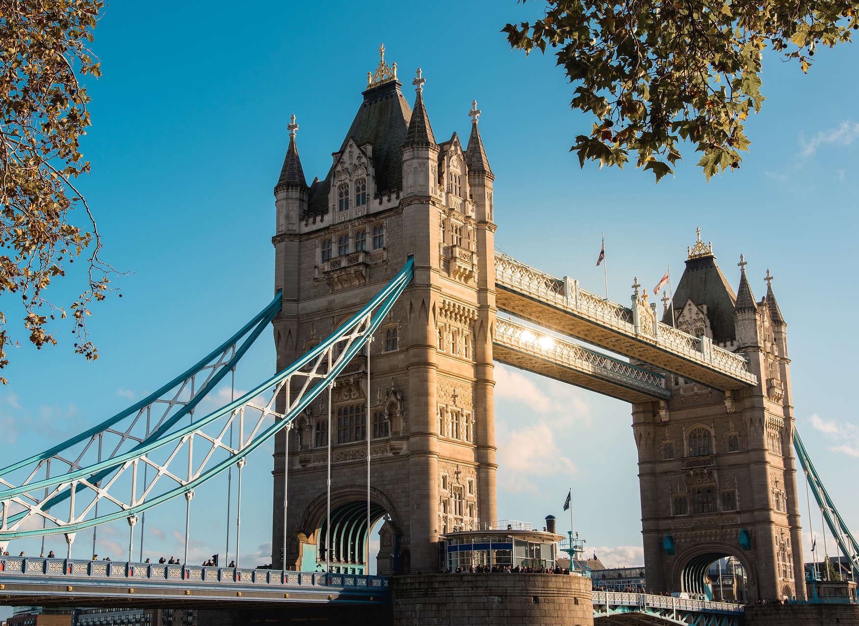             Digital behang met London Bridge in zonnig weer - Blauw, Beige
        