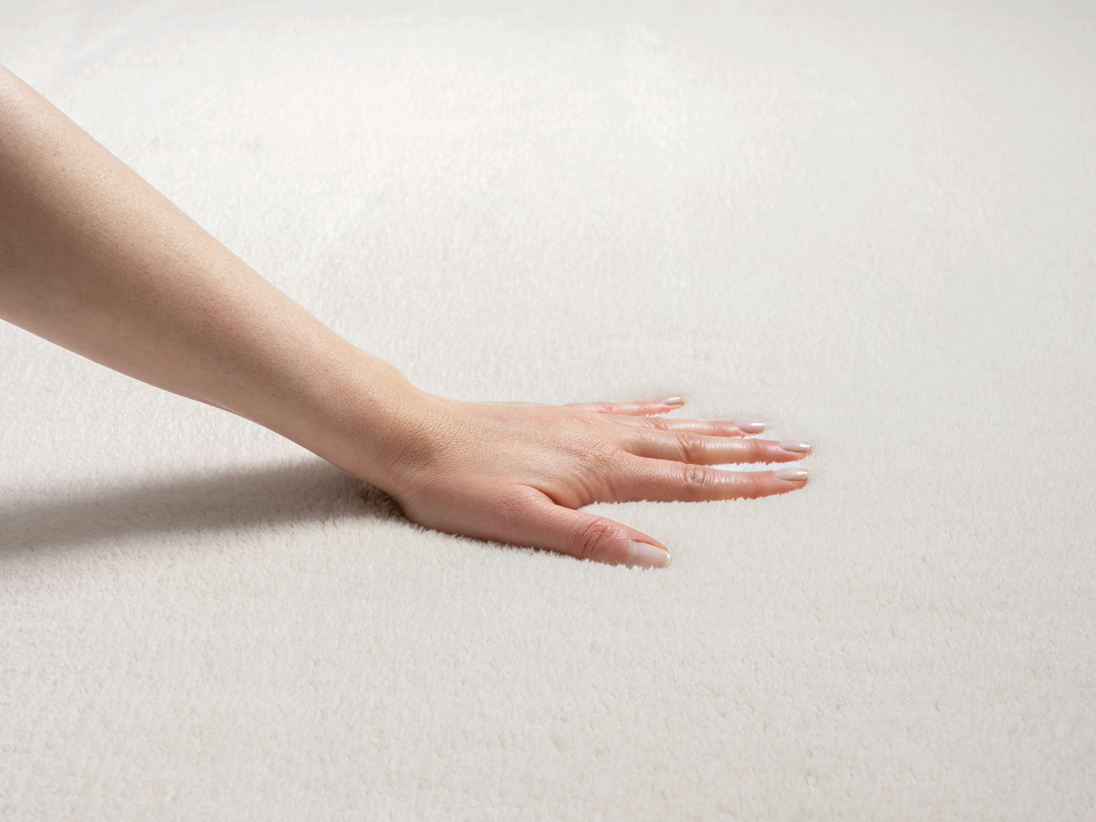            Fashionable high pile carpet in cream - 170 x 120 cm
        