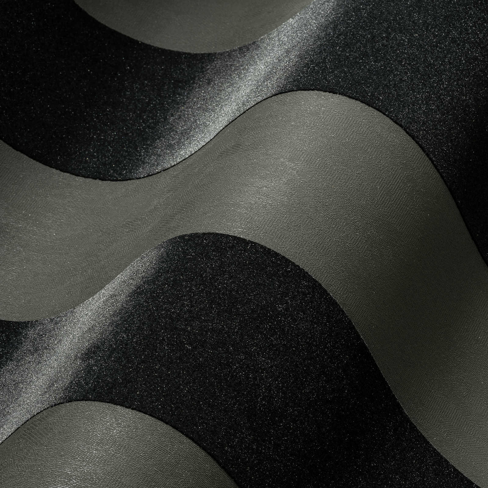             Zwart behang met blokstrepen en metallic effect
        