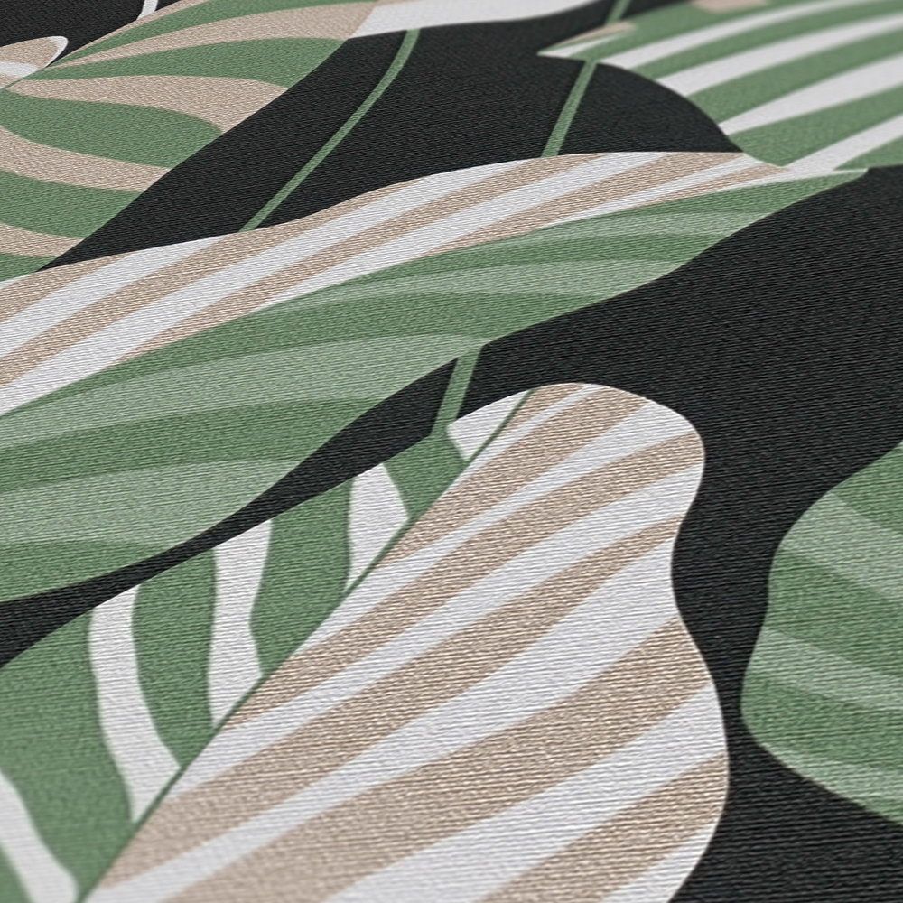             Papel pintado no tejido con hojas de palmera en un ligero brillo - negro, verde, dorado
        
