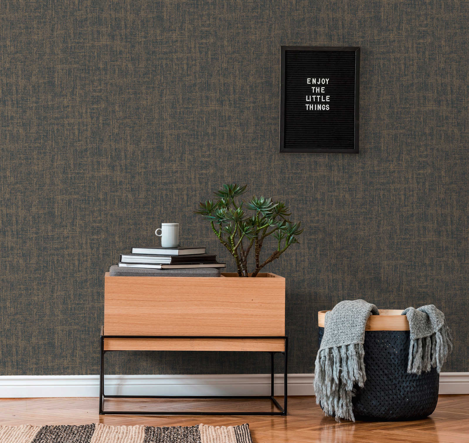             Non-woven wallpaper with mottled metallic effect
        