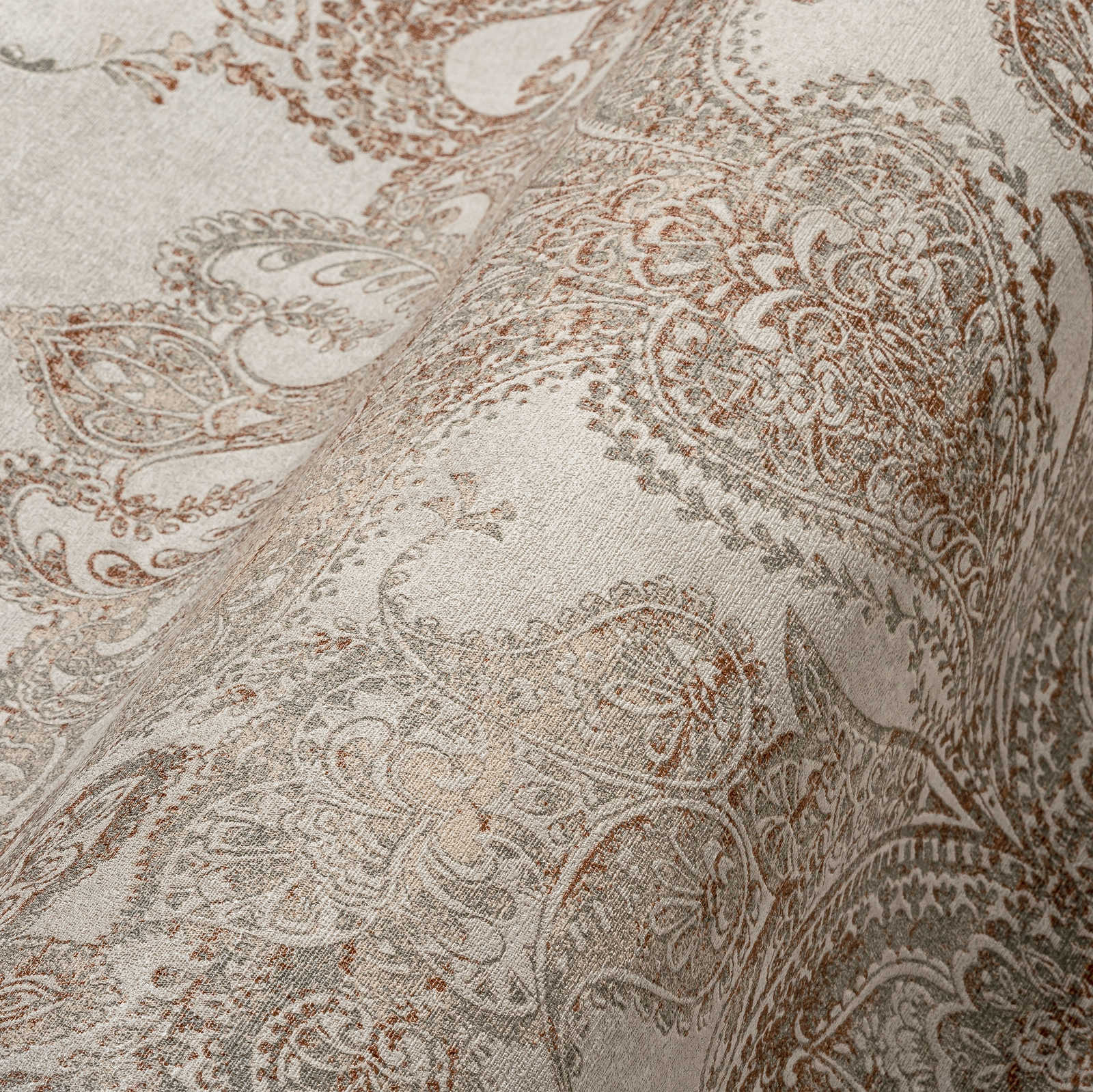             Papier peint baroque classique avec ornements - beige, gris, rouge-brun
        