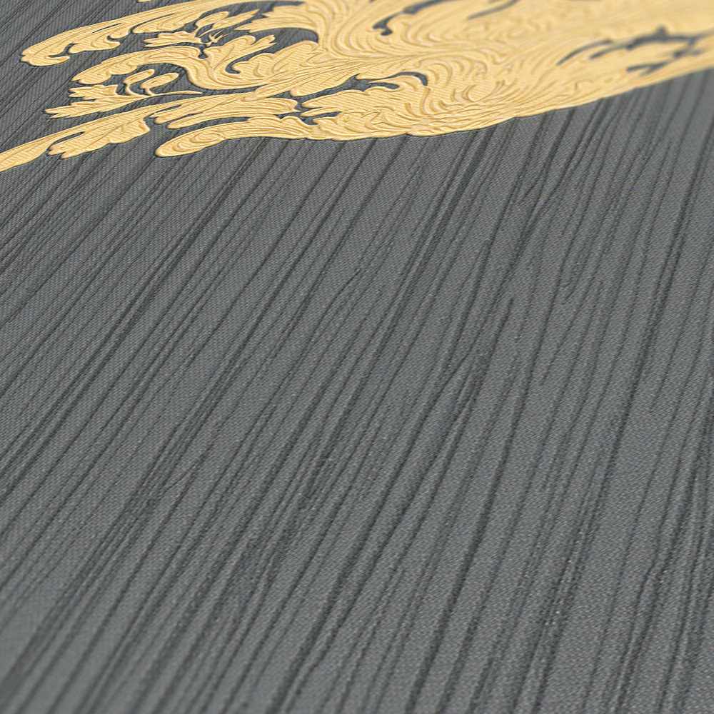             Papier peint textile noir avec emblème doré au motif gaufré filigrane
        