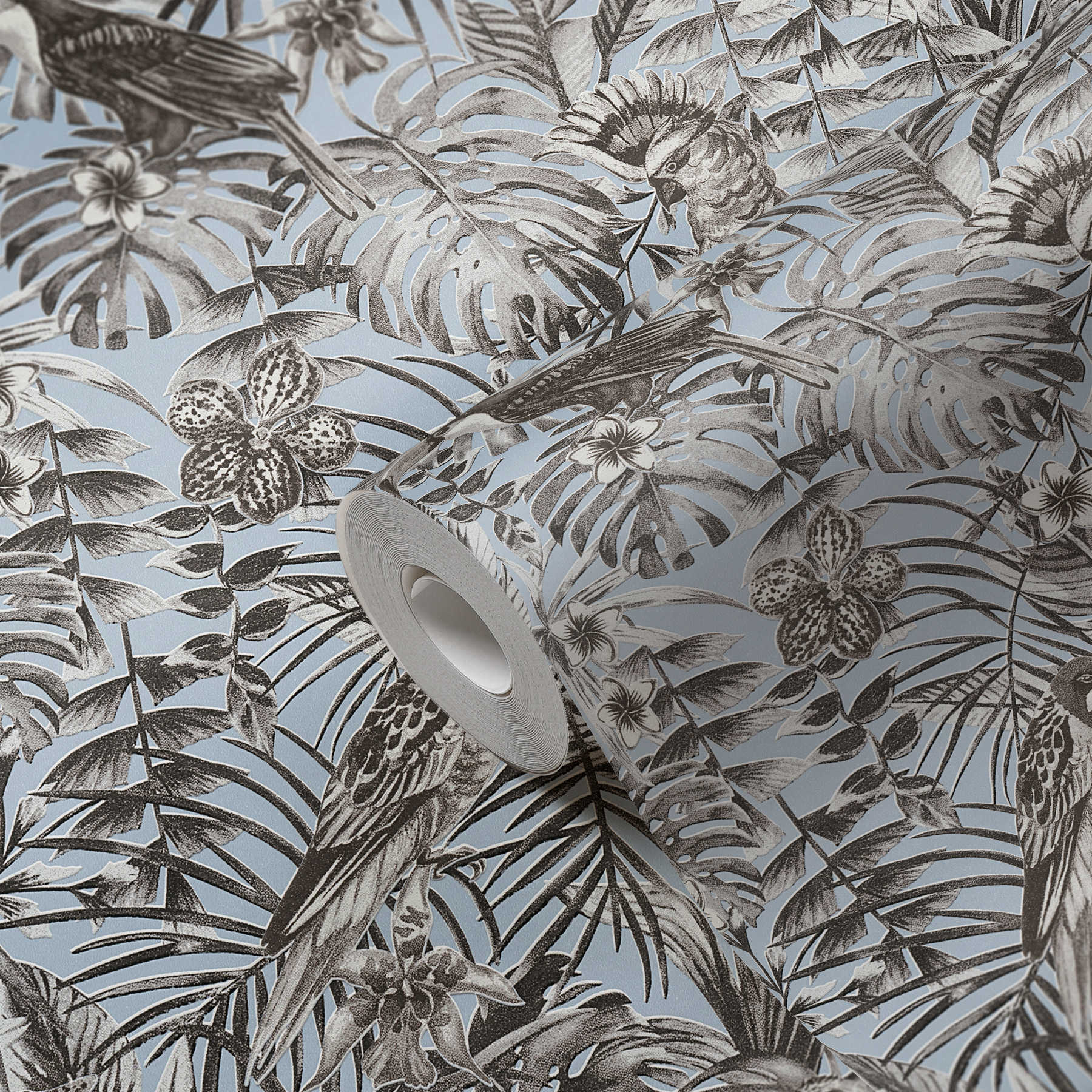             Papier peint exotique oiseaux tropicaux, fleurs et feuilles - gris, bleu, blanc
        
