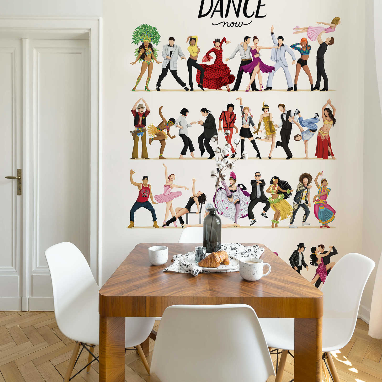             Mural de gente bailando dibujada
        