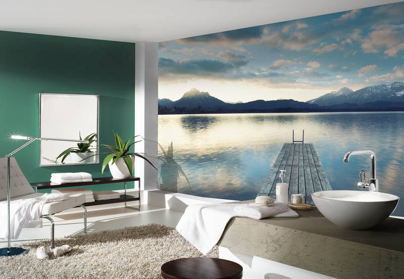             Papier peint panoramique Lac de montagne avec passerelle d'eau et lever de soleil
        