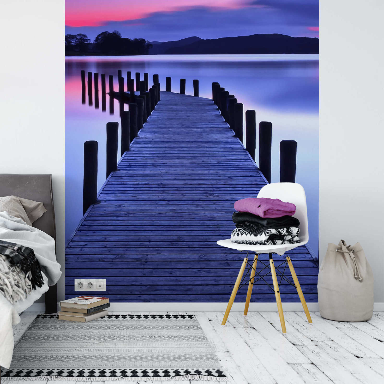             Papel pintado estrecho con puente en el lago - púrpura, rosa
        