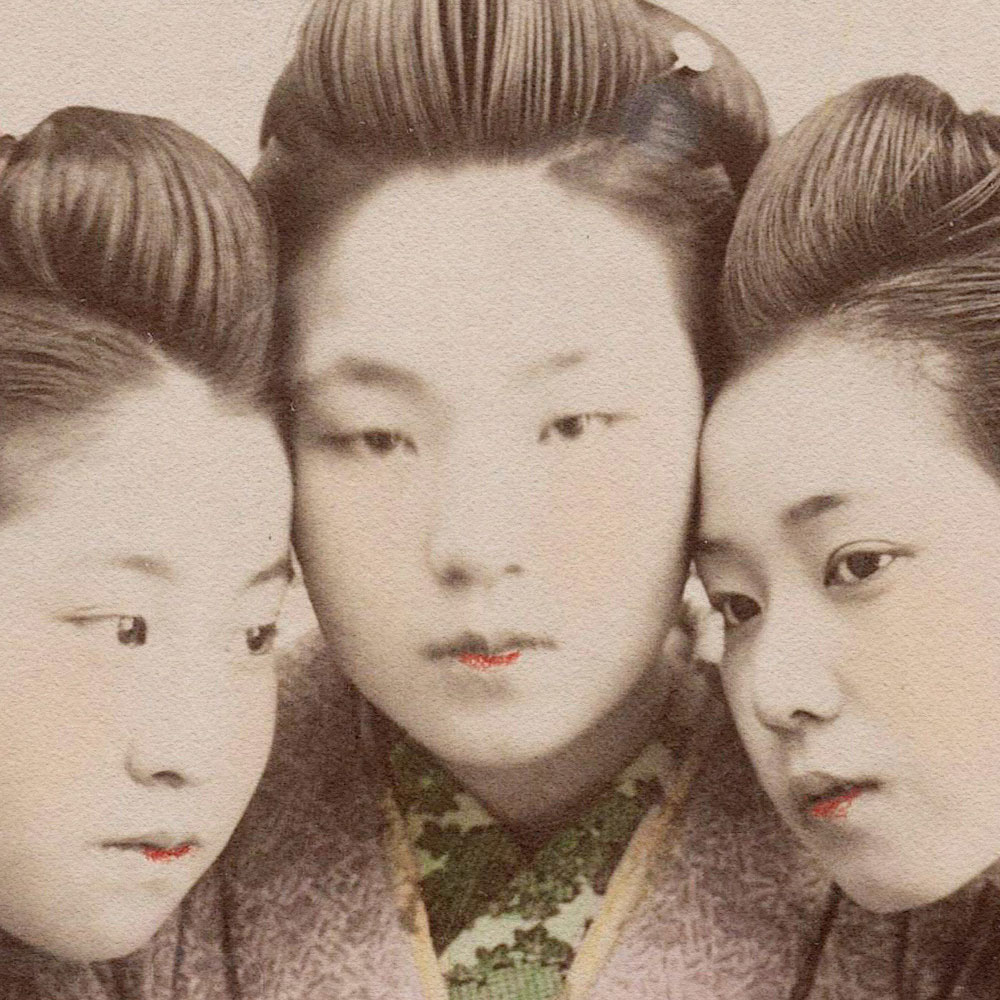             Kyoto 1 - Vintage Geisha Portret behang met fotolijst
        