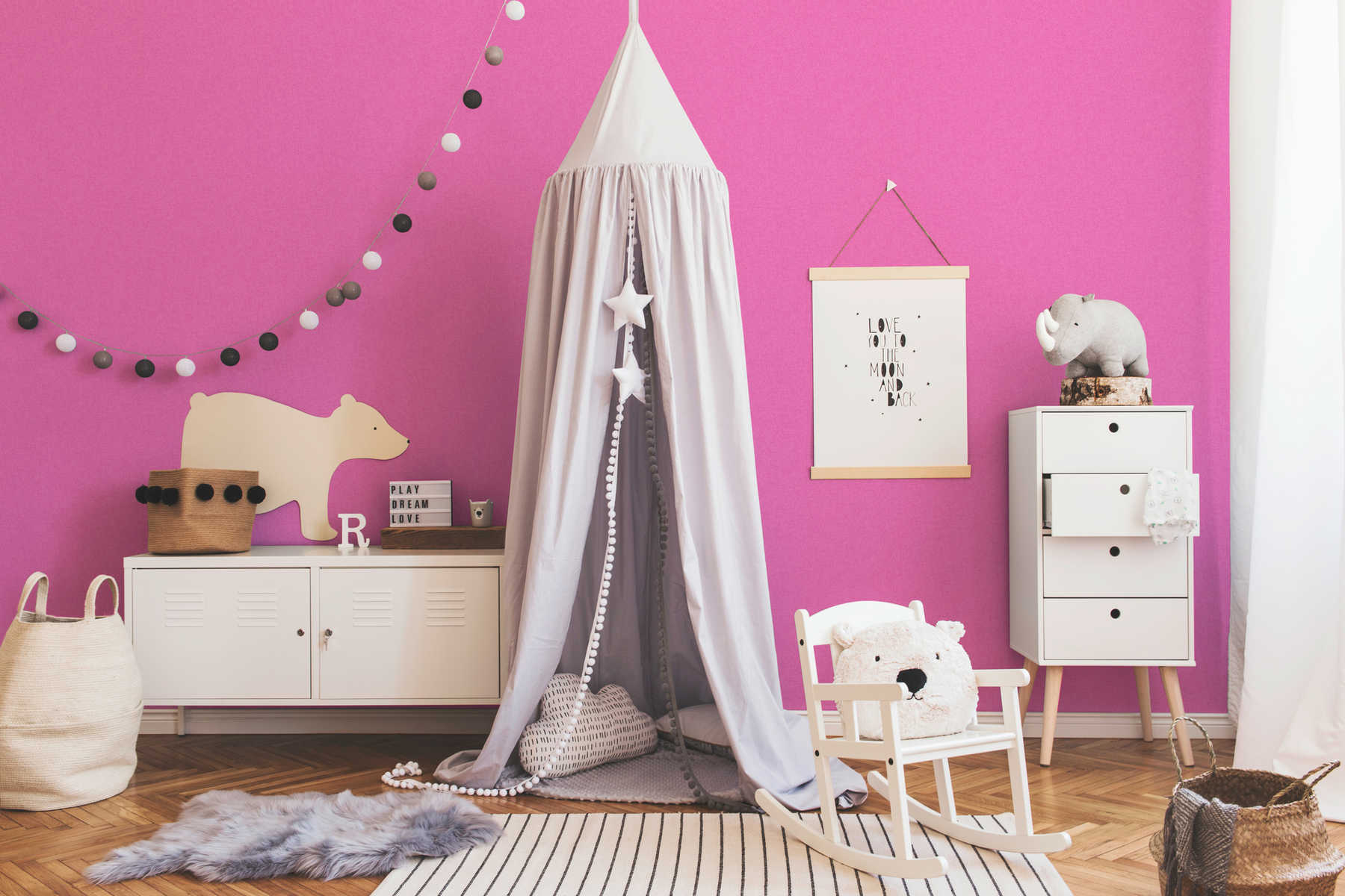             Papier peint rose pour chambre d'enfant fille, uni
        