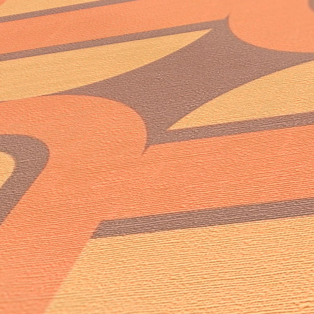             Papel pintado no tejido retro decorado con óvalos y barras en colores cálidos: marrón, amarillo y naranja.
        