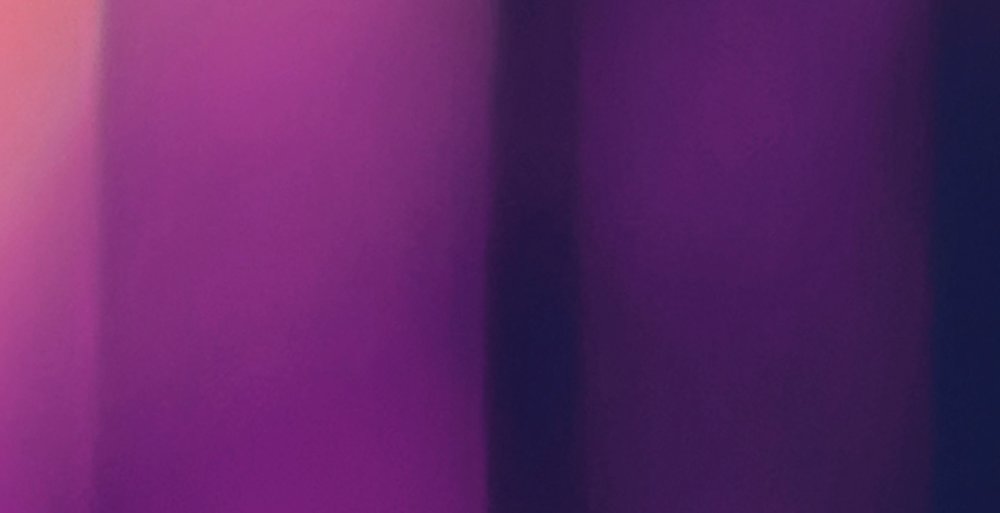             Big City Lights 3 - Papel pintado fotográfico con reflejos de luz en violeta - Azul, Violeta | Estructura No Tejido
        