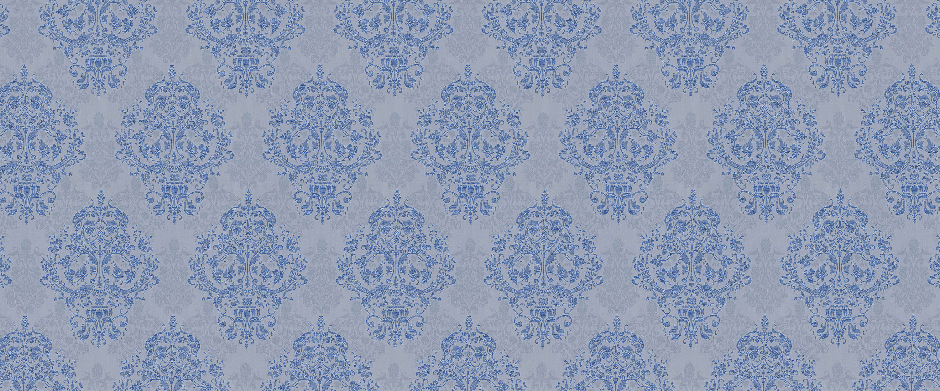             Papier peint panoramique baroque bleu & gris avec design ornemental
        