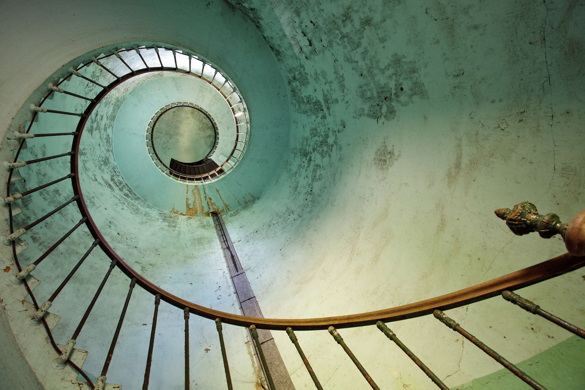             Papier peint panoramique vintage vieille villa escalier en colimaçon sur nacre intissé lisse
        