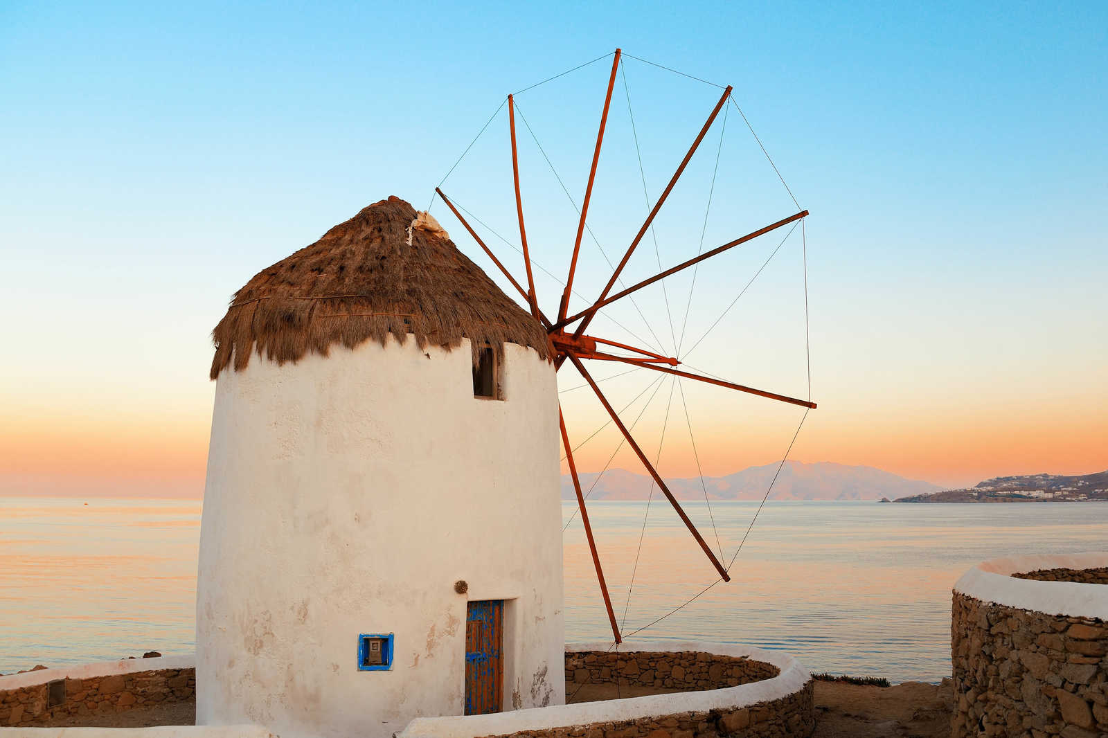             Canvas schilderij Griekse windmolen aan de kust - 0,90 m x 0,60 m
        