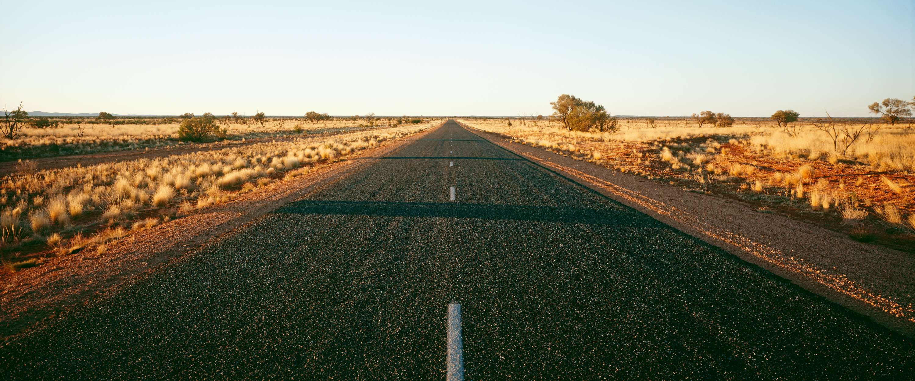             Mural Carretera del desierto y horizonte lejano
        