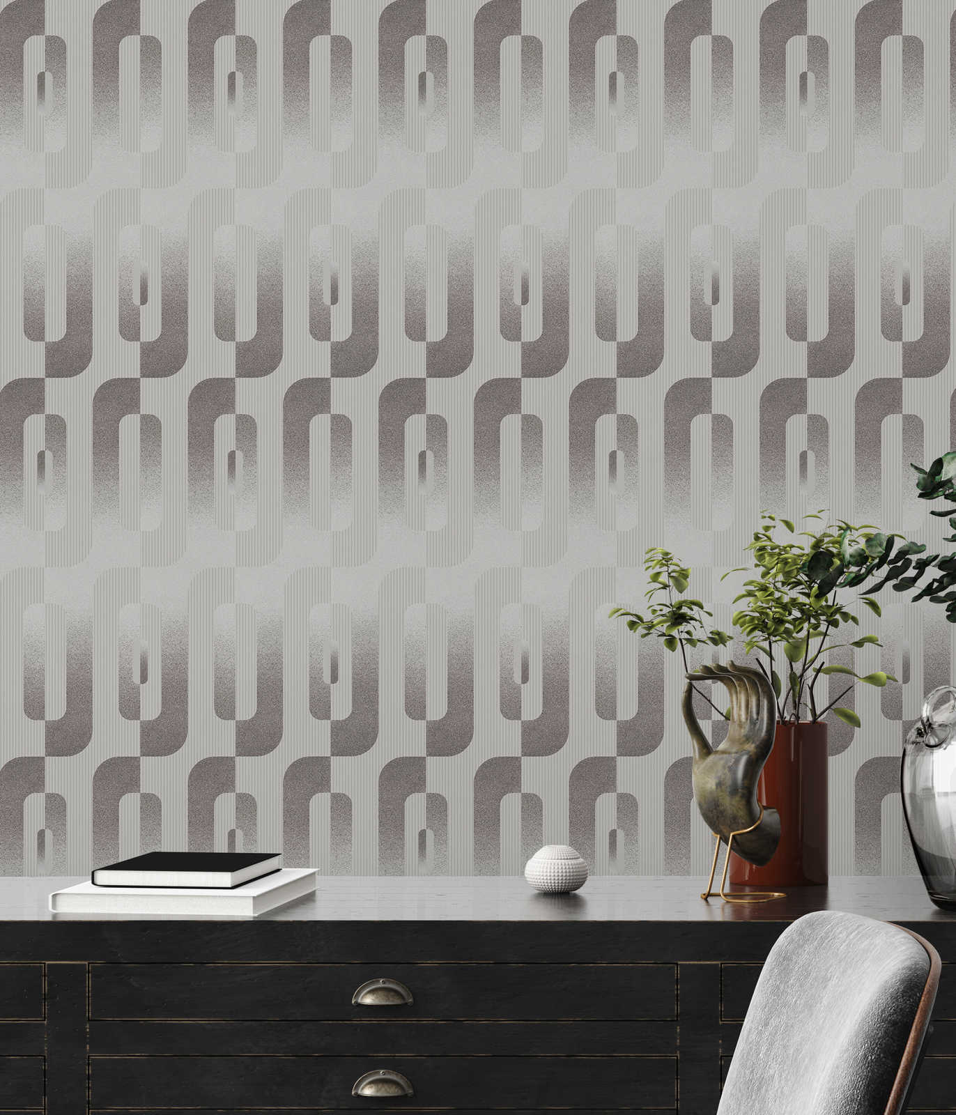             Graphic wallpaper with Reto pattern in grey and silver
        