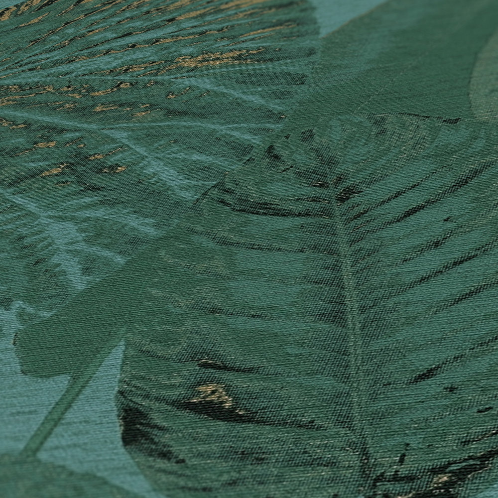             Papel pintado no tejido con motivos de hojas y selva ligeramente brillante - petróleo, verde, dorado
        