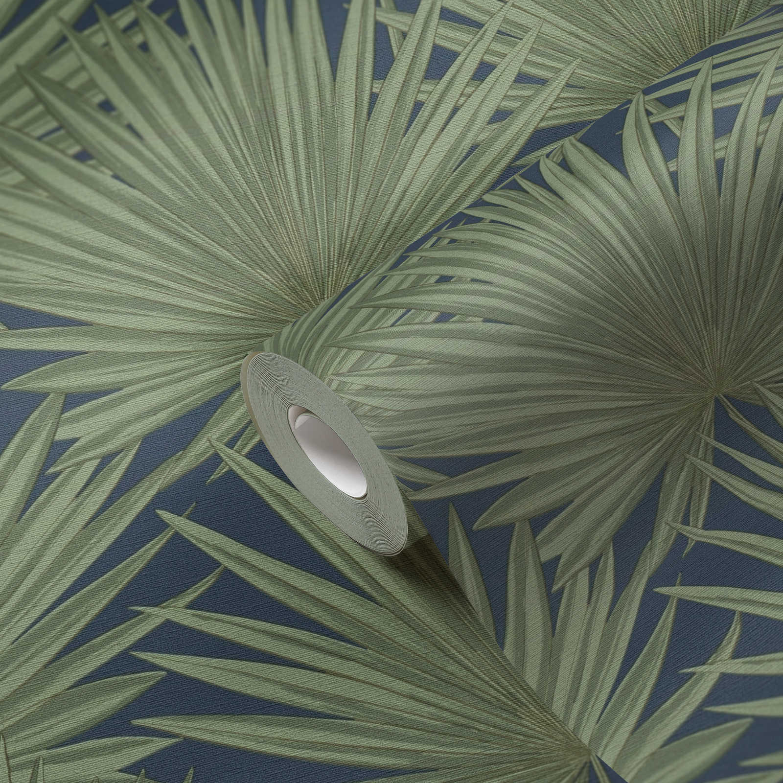             Vliesbehang met palmbladeren op een subtiele achtergrond - groen, blauw
        