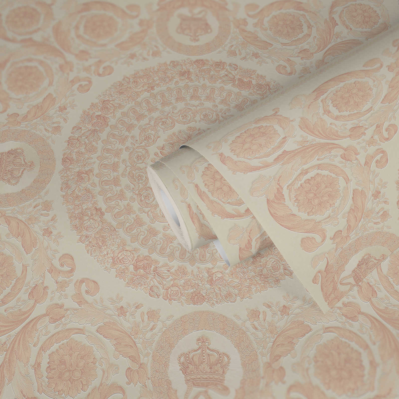            Papier peint luxueux VERSACE Home couronnes et roses - rose, blanc
        