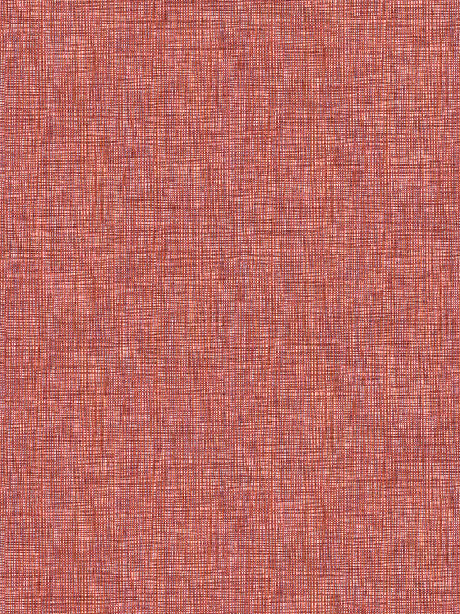 Papel pintado rojo con estampado textil en rojo, naranja y morado
