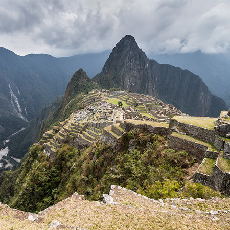 Muurschildering schilderachtig valleizicht van Machu Picchu
