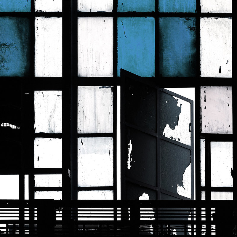 Bronx 3 - Digital behang, Loft met glas in lood ramen - Blauw, Zwart | Pearl glad vlies
