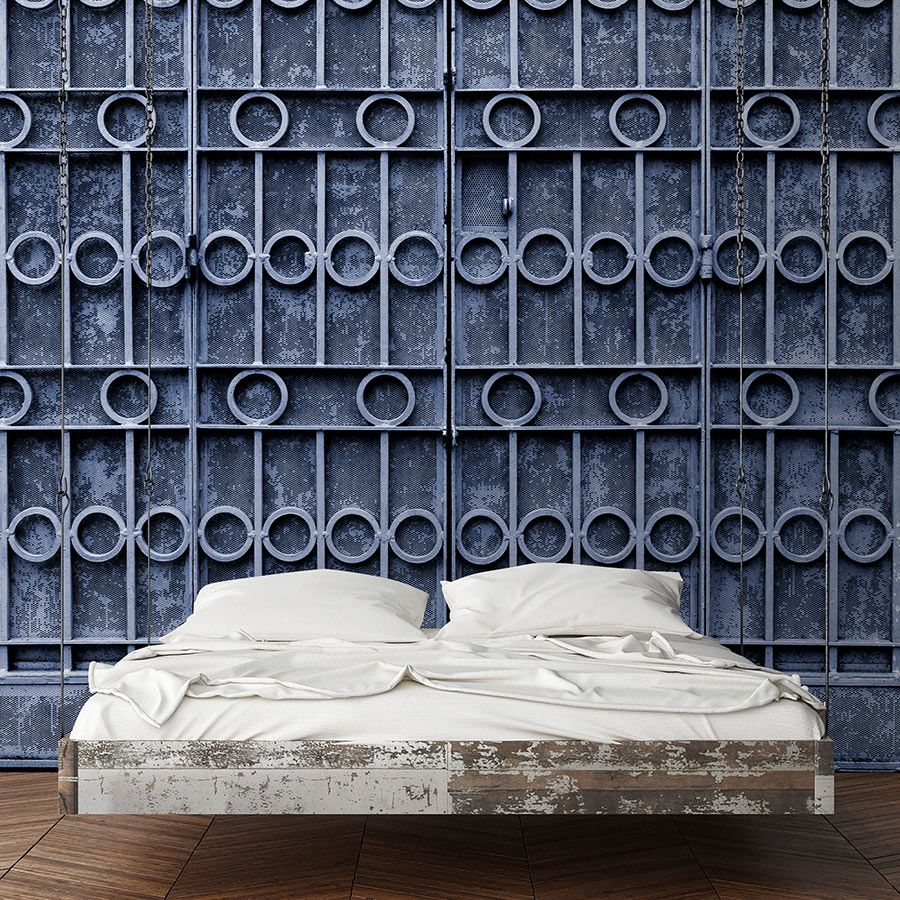 Digital behang »jodhpur« - Close-up van een blauw metalen hek - Gladde, licht glanzende premium non-woven stof
