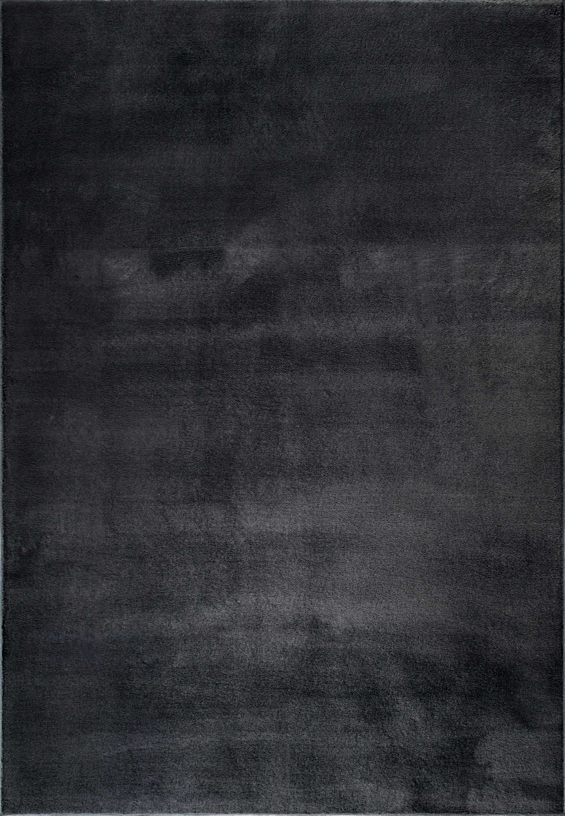             Cuddly soft high pile carpet in black - 160 x 117 cm
        