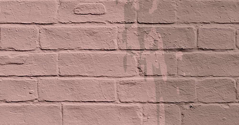             Tainted love 1 - Papier peint mur de briques peint - beige, taupe | nacré intissé lisse
        