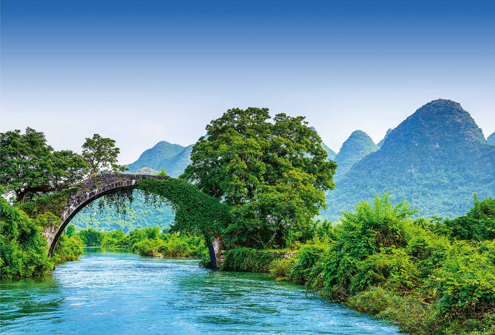 Muurschildering landelijk China, bergen rivier & brug
