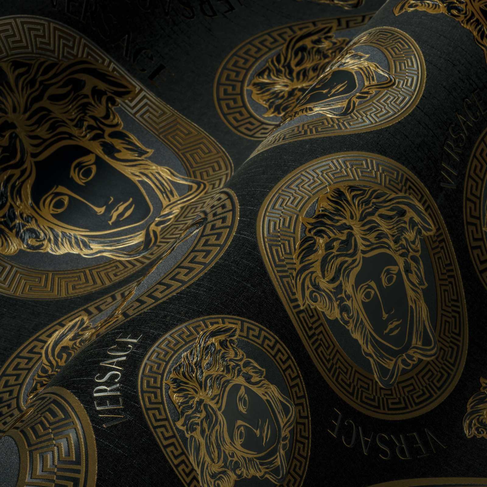             Papel pintado VERSACE negro y dorado con motivo de Medusa
        