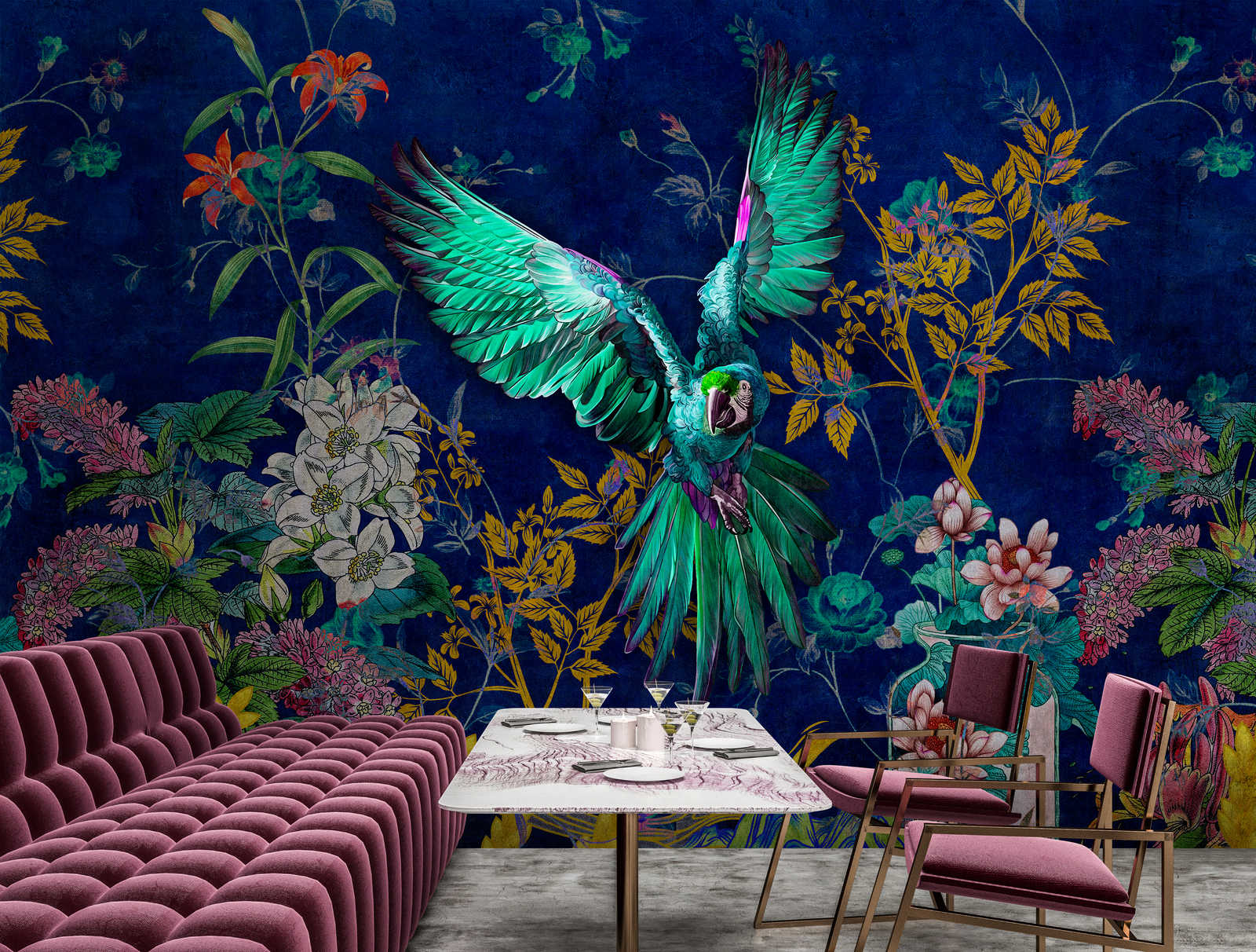             Tropical Hero 1 - muurschildering bloemen & papegaai intensieve kleuren
        
