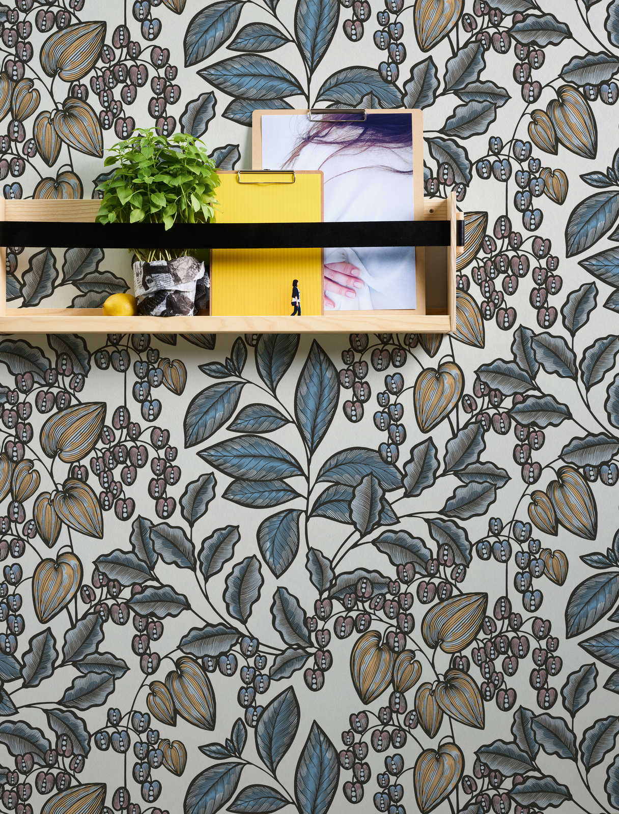             Modern wallpaper leaves pattern in retro look - blue, white, yellow
        
