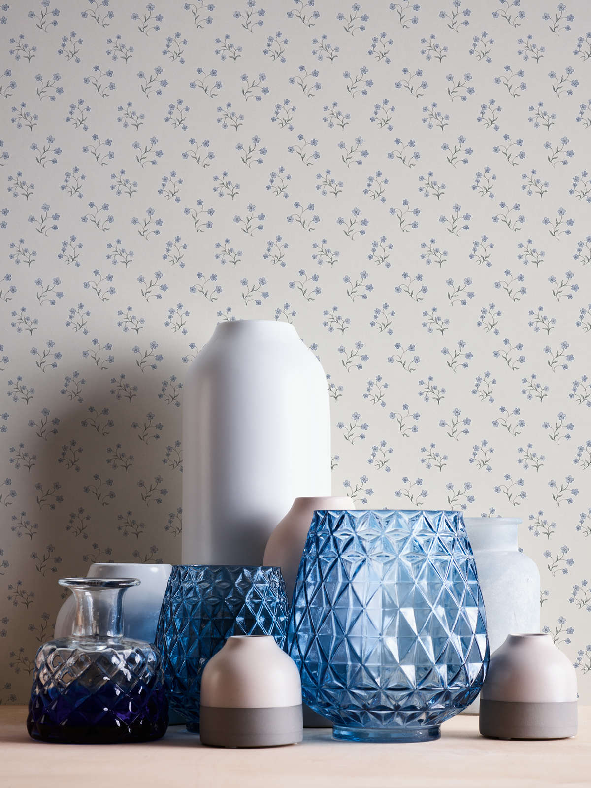             Non-woven wallpaper with fine floral pattern - white, blue, grey
        