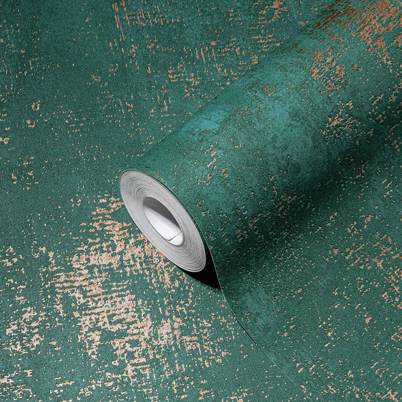             Papier peint vert foncé avec texture et effet métallique
        