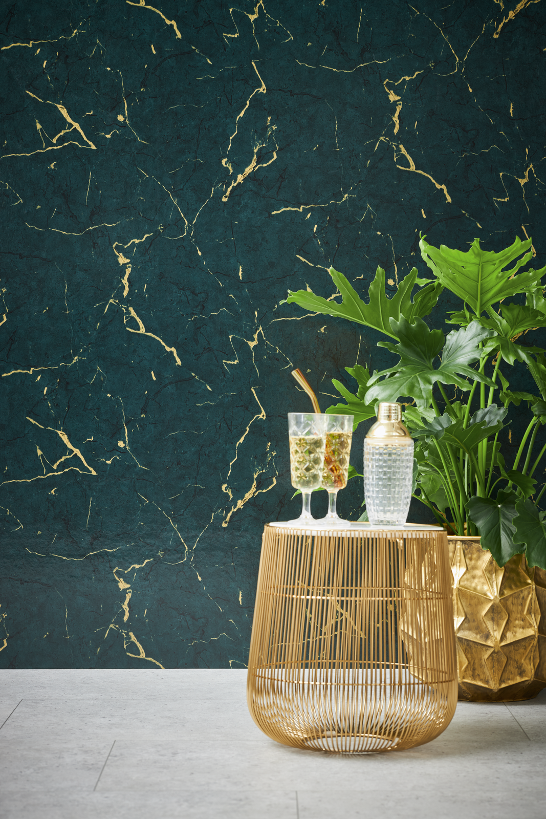             Dark green marble wallpaper with noble gloss effect - green, metallic
        