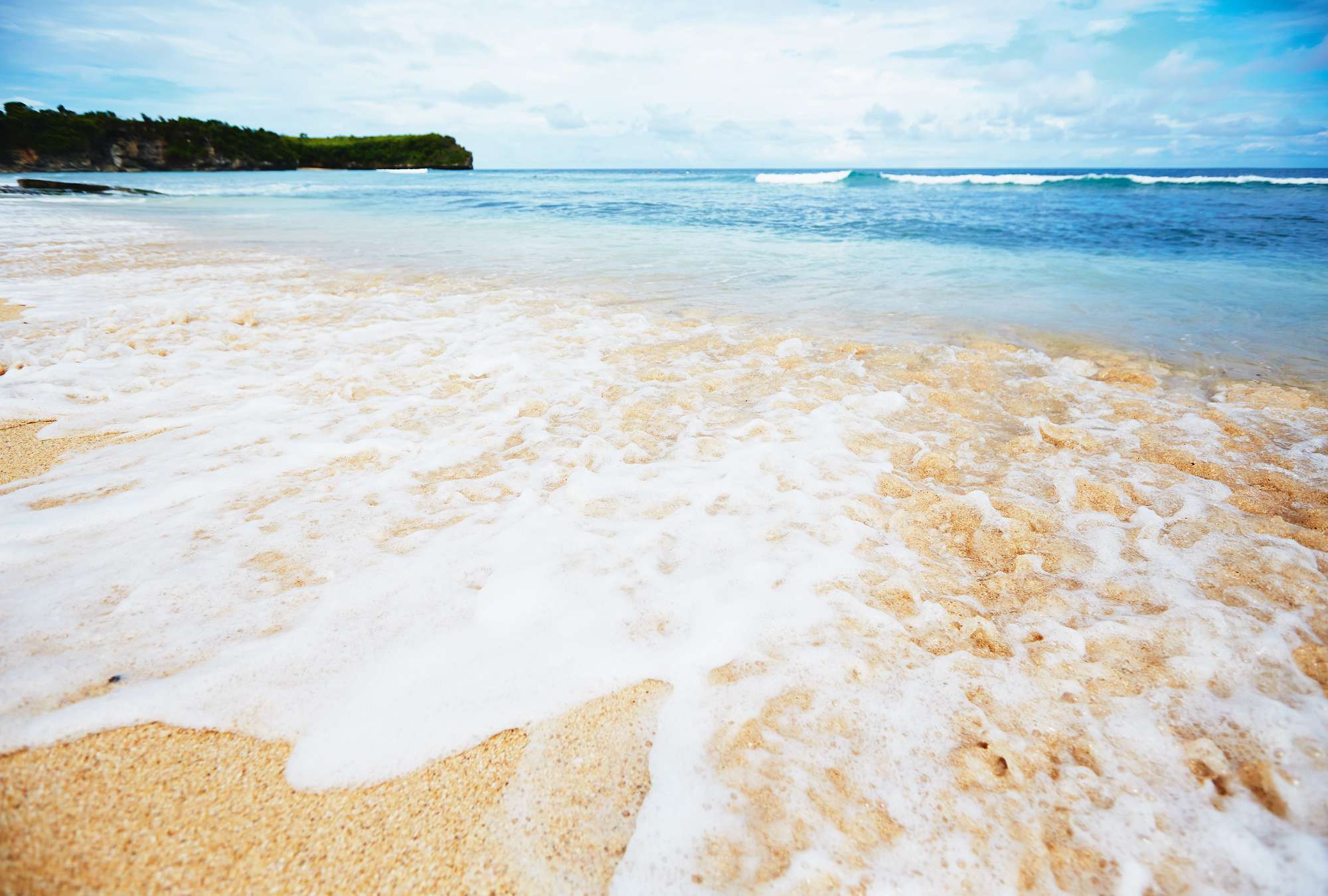             Papier peint panoramique Plage de sable à Bali avec vagues écumantes
        