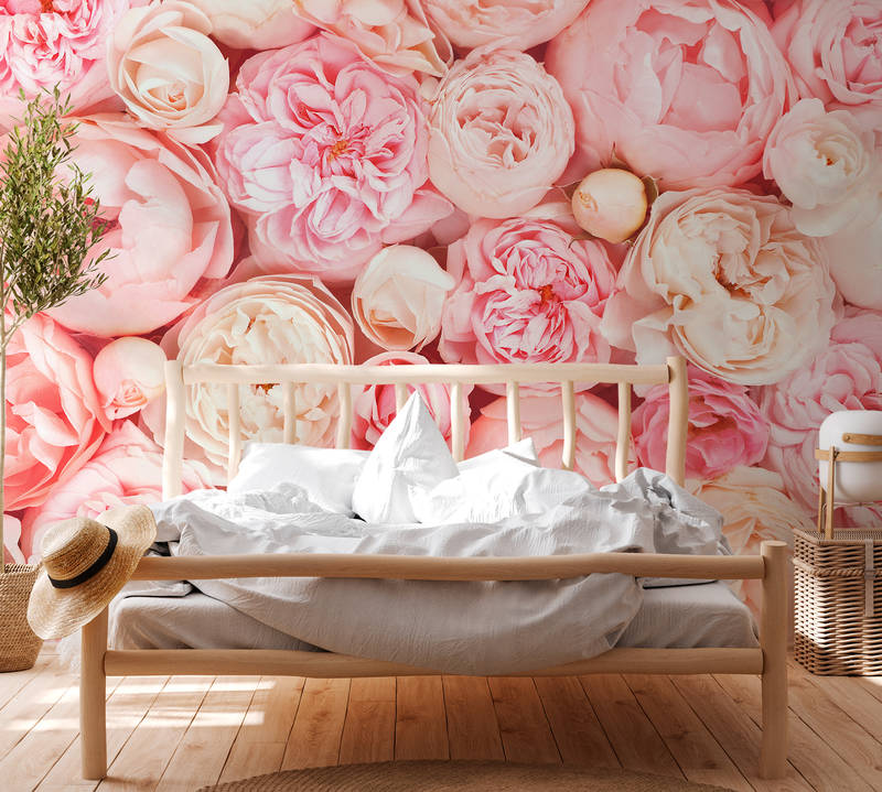             Muurschildering met rozenmotief - roze, wit, crème
        