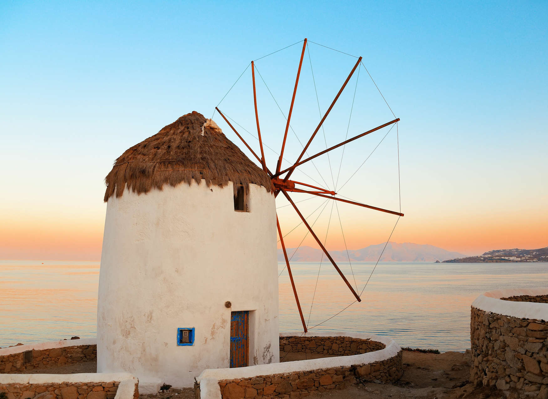             Papier peint moulin à vent grec sur la côte - bleu, orange, beige
        