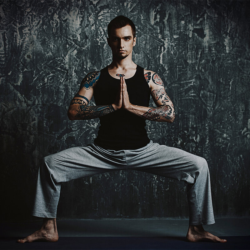 Chandra 1 - Hombre en postura de yoga como fotomural en estructura de lino natural - Azul, Negro | Estructura no tejida
